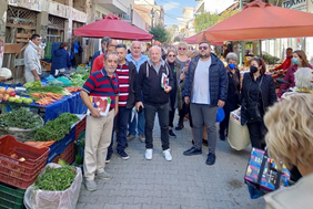 Στη λαϊκή αγορά των Τρικάλων στελέχη του τοπικού ΣΥΡΙΖΑ
